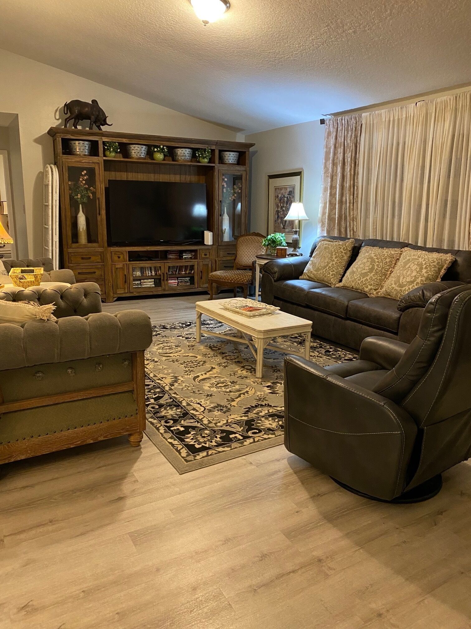 Smart TV, reproductor de DVD, mesa de ping pong, libros