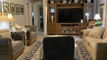Smart TV, DVD player, mesa de pingue-pongue, livros