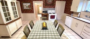 Beautiful Home Close to Lagoon King Bed Fast Wi-Fi