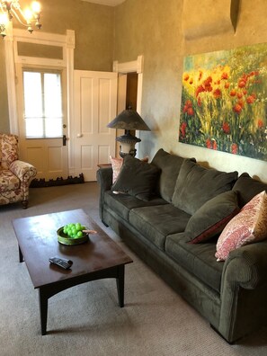 Smart-tv, eldstad, böcker och datorskärmar