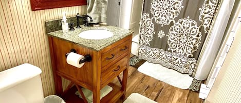 Badewanne, Haartrockner, HandtĂŒcher, Seife