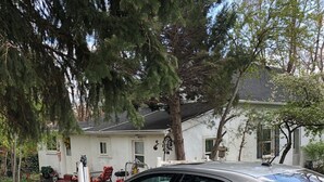 Un sedán plateado estacionado en una entrada de casa residencial.