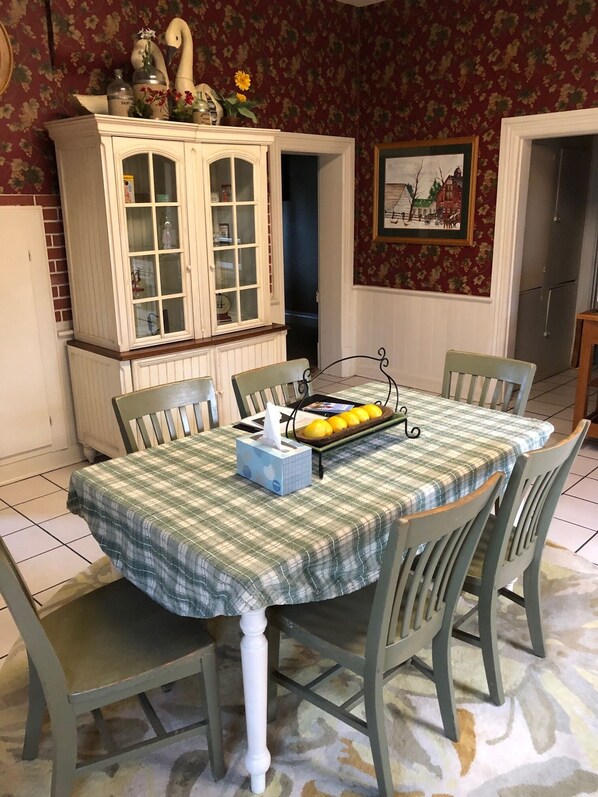 Dining - Beautiful Home Close to Lagoon King Bed Fast Wi-Fi (Farmington)