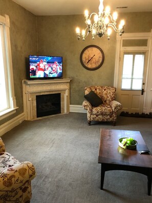 Smart TV, fireplace, books, computer monitors