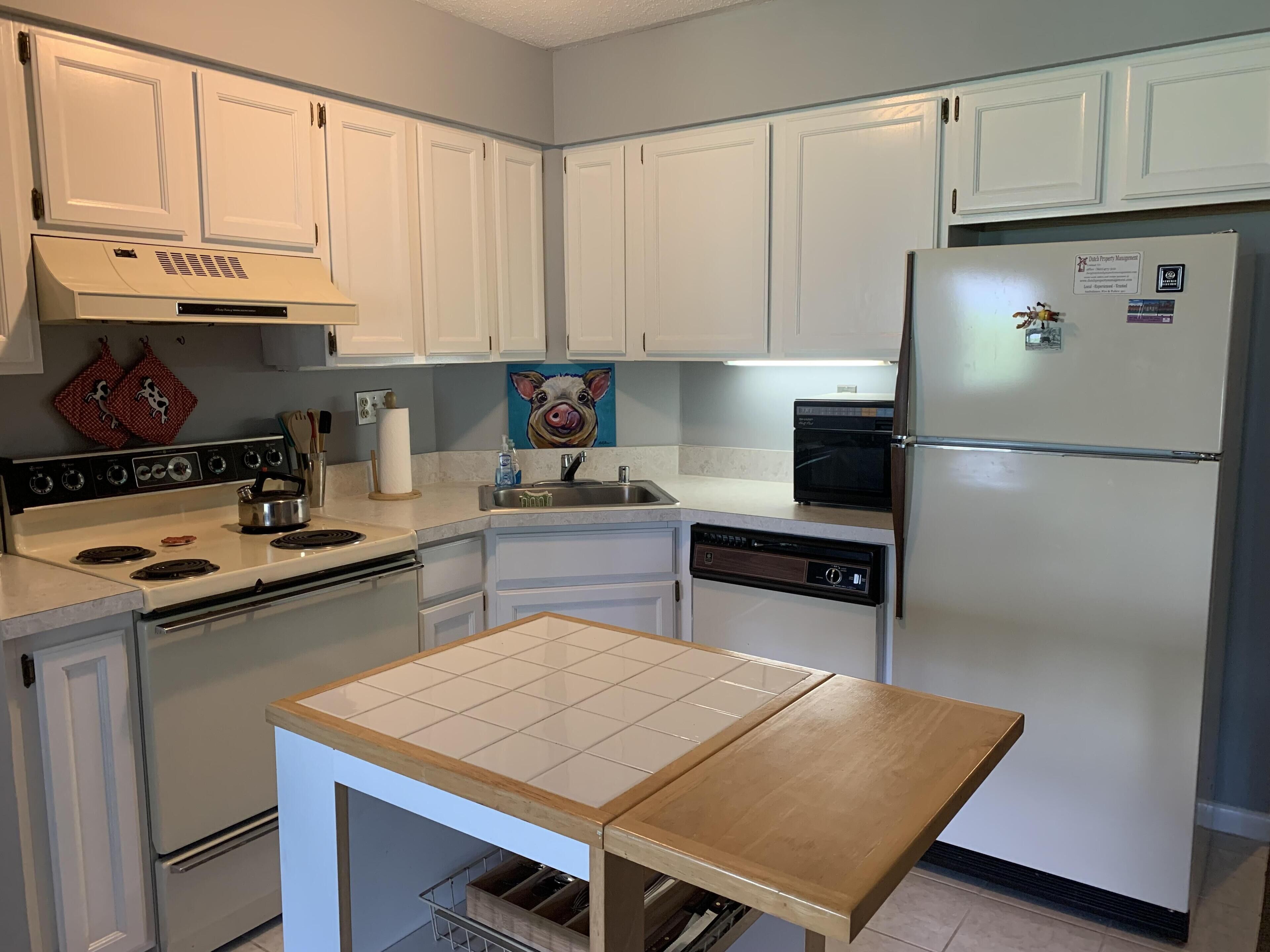 Redecorated! Great Location at Mount Snow, Free Shuttle, Pool/Hot Tub