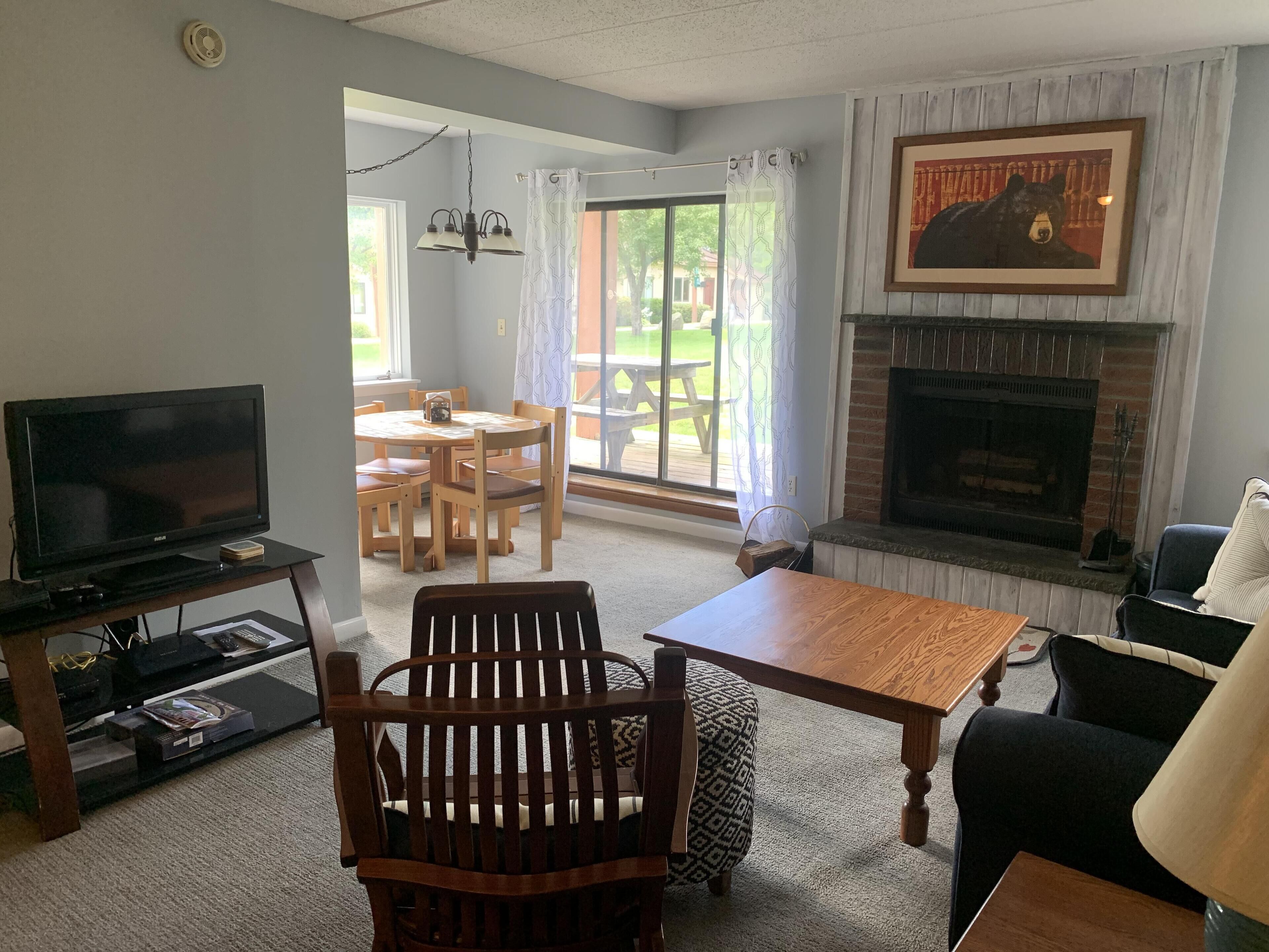 Redecorated! Great Location at Mount Snow, Free Shuttle, Pool/Hot Tub