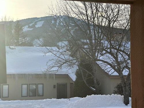 Redecorated! Great Location at Mount Snow, Free Shuttle, Pool/Hot Tub