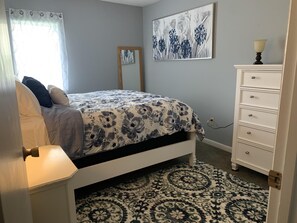 1 bedroom, WiFi, bed sheets - Redecorated! Great Location at Mount Snow, Free Shuttle, Pool/Hot Tub (West Dover)