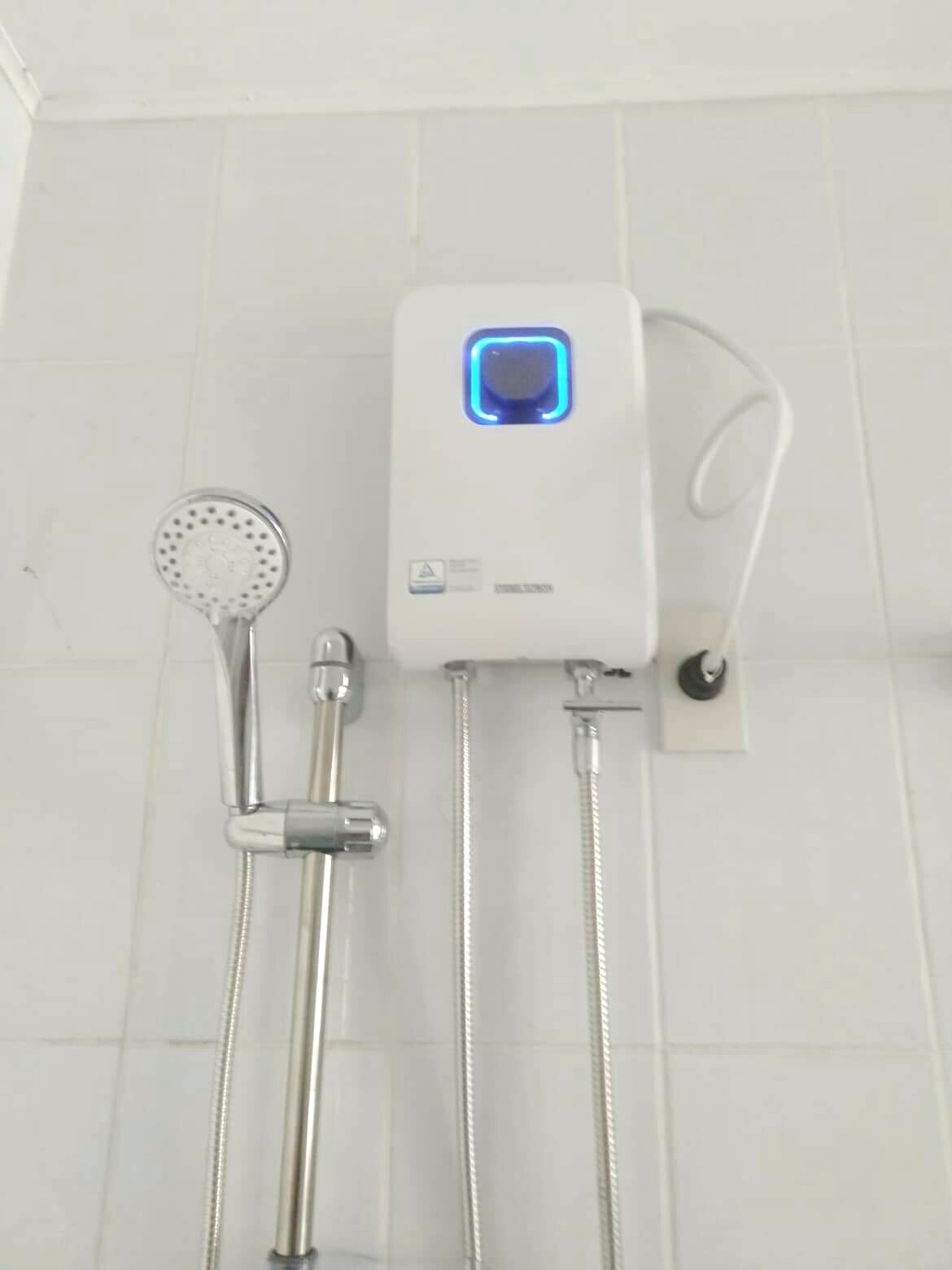 Douche, serviettes fournies, savon, papier toilette