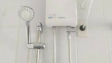 Douche, serviettes fournies, savon, papier toilette