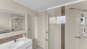Bathroom - Fishos Hangout 2 - Unit 2 Sinclair St 21 (BERMAGUI)