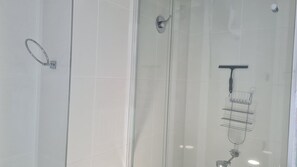 Shower - Fishos Hangout 2 - Unit 2 Sinclair St 21 (BERMAGUI)