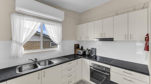 Private kitchen - Fishos Hangout 2 - Unit 2 Sinclair St 21 (BERMAGUI)