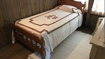 5 bedrooms, desk, iron/ironing board, free WiFi