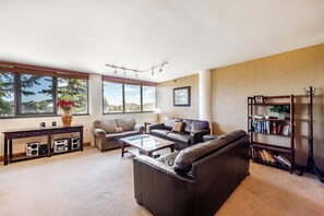 Smart TV, fireplace, DVD player - Silver King 403 | 150 Yards to Lifts | Fireplace | Kitchen | End Unit | Mtn View | Pool & Hot Tub (Park City)