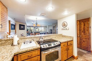 Køleskab, mikrobølgeovn, ovn, kogeplade