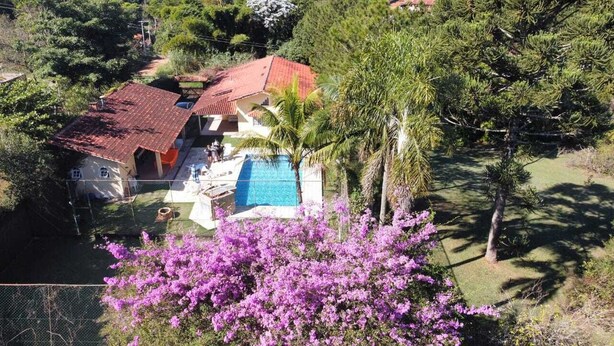 A house with a red roof, a swimming pool, and a fenced yard. - Recanto do Vale (PIRACAIA)