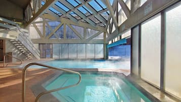 Alberca techada y alberca climatizada