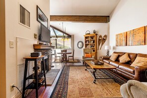 Smart TV, fireplace, DVD player