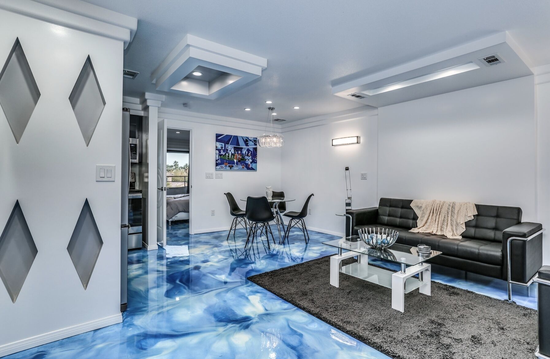 Stunning New Modern Downtown Condo - Resort Pool ,Spa, Tennis - Walk to All