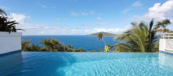 A Large, Modern Villa With Infinity Pool, Spa & Expansive Outdoor Living Space.