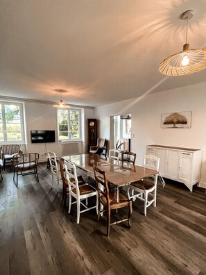 Dining - ?? Maison de Vacances La Butte Avec sa vue sur le Mont Saint Michel et sa Baie (Le Val-Saint-Père)