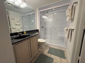 Dusche, Handtücher, Seife, Toilettenpapier