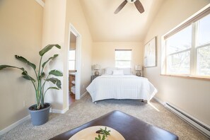 2 bedrooms, iron/ironing board, free WiFi, bed sheets - Fantastic Location! Directly above river w/a 5 minute walk to downtown. (Bend)