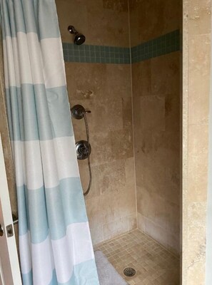 Ensemble baignoire-douche, baignoire à remous, séchoir à cheveux