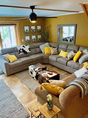 Smart TV, chimenea, videojuegos y reproductor de DVD 