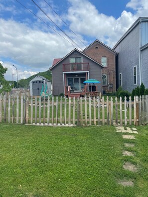Il s’agit d’une propriété résidentielle dotée d’une cour arrière clôturée, d’une maison à deux étages et d’un garage.