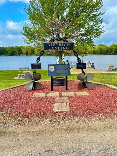 Get away to the Mississippi River View-2 Bedroom-2 Full Bathrooms