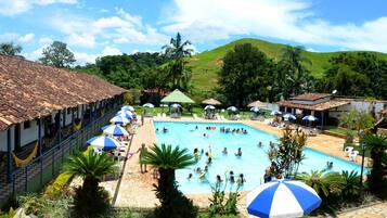 2 kolam renang terbuka