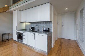 Frigorifero, forno, piano cottura, macchina per tè/caffè