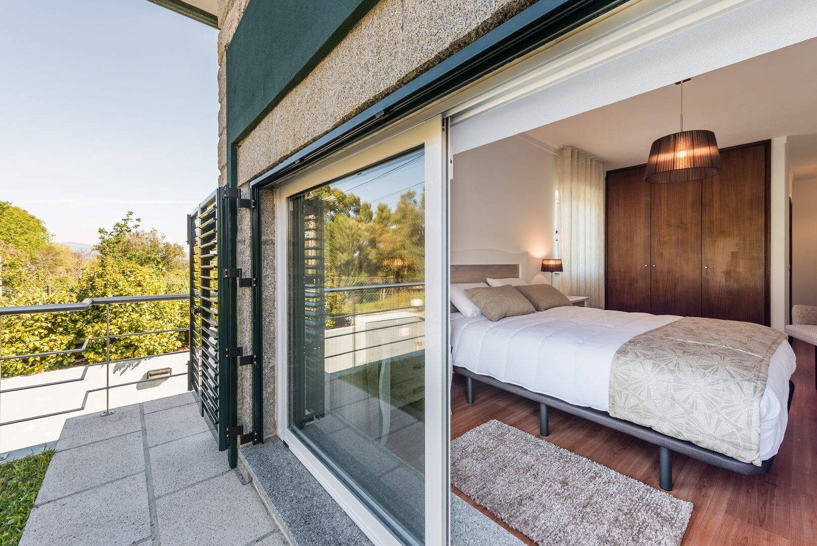 3 bedrooms, desk, internet, bed sheets