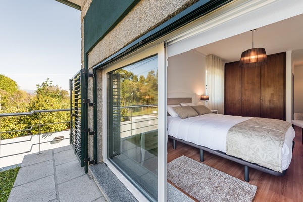 3 bedrooms, desk, internet, bed sheets