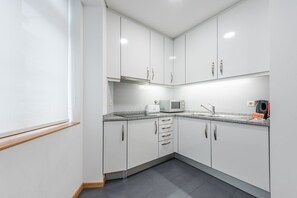 Frigorifero, microonde, piano cottura, pentole/stoviglie/utensili