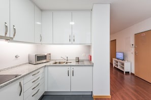 Fridge, microwave, stovetop, cookware/dishes/utensils - GuestReady - Chic hideaway in Porto (Porto)