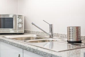 Kühlschrank, Mikrowelle, Herdplatte, Kochgeschirr/Geschirr/Besteck