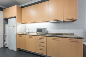 Fridge, microwave, stovetop, coffee/tea maker - GuestReady - Downtown den in Porto (Porto)