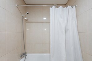 Baignoire, sèche-cheveux, serviettes fournies