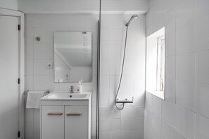 Shower, hair dryer, towels, soap - GuestReady - Miragaia Rooftop (Porto)