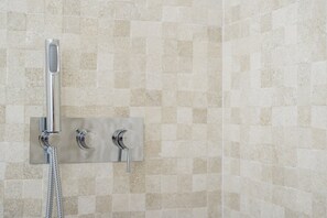 Chuveiro, secador de cabelo, toalhas de banho, sabonete