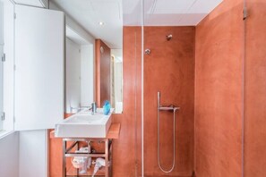 Dusche, Haartrockner, Handtücher