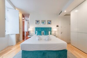 Escritorio, internet y ropa de cama 