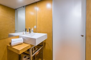 Shower, hair dryer, towels - GuestReady - The New Yellow Ledbetter (Porto)