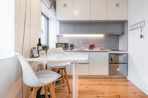 Kjøleskap, mikrobølgeovn, ovn og kaffetrakter/tekoker