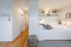 Tabla de planchar con plancha, internet gratis y ropa de cama