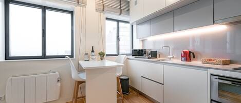 Kühlschrank, Mikrowelle, Ofen, Wasserkocher mit Kaffee-/Teezubehör