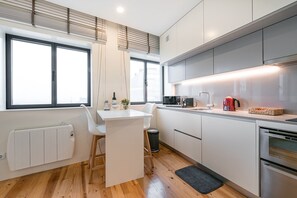 Refrigerador, microondas, horno y cafetera y tetera 